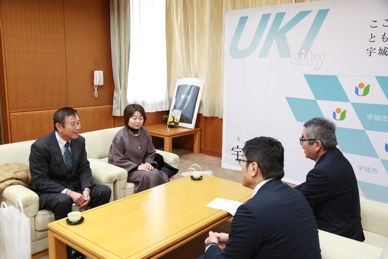 森山さんと岩井さんが受賞報告をしている様子