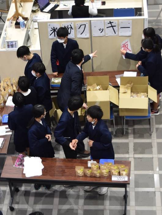 松橋小学校の生徒が販売に備えている様子の写真