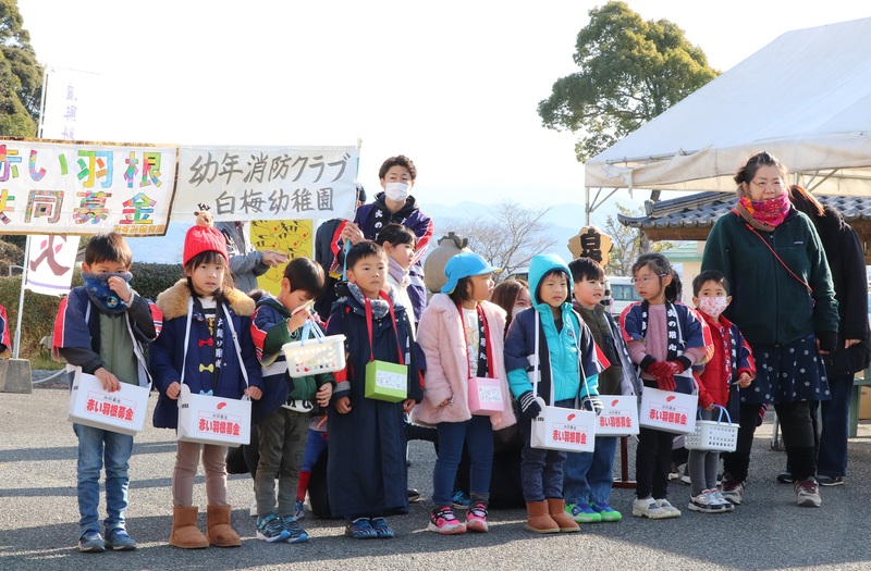 募金箱を首から下げている園児達の写真