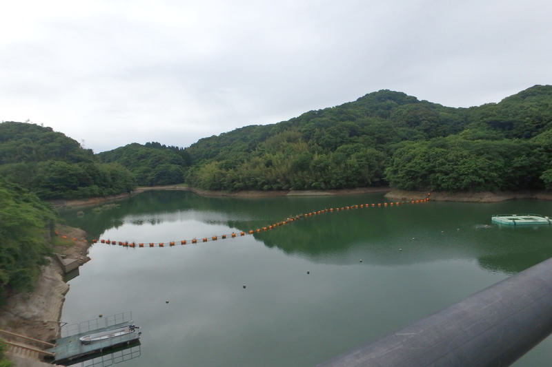 ダムに水が溜まっている様子