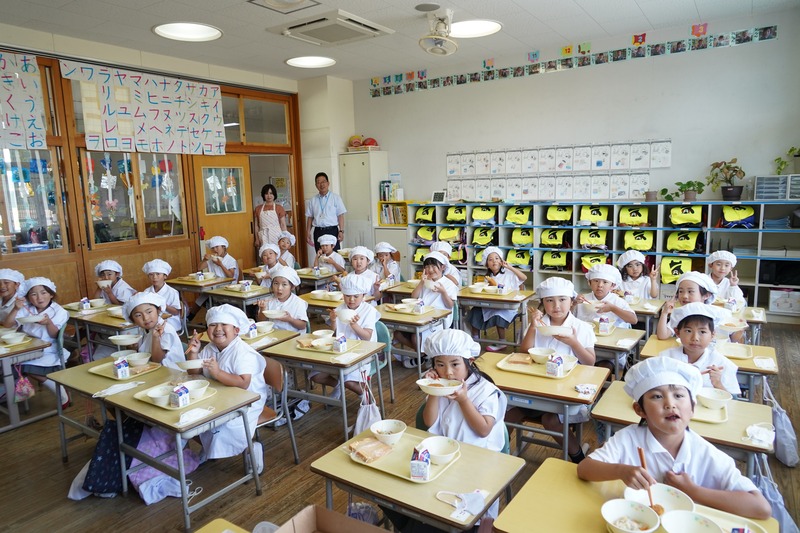 給食を食べている児童たちの様子