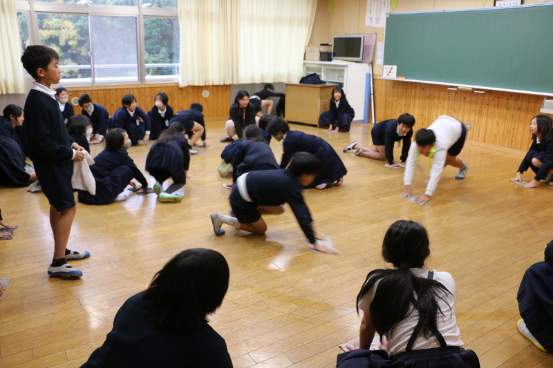 雑巾がけをする子供達