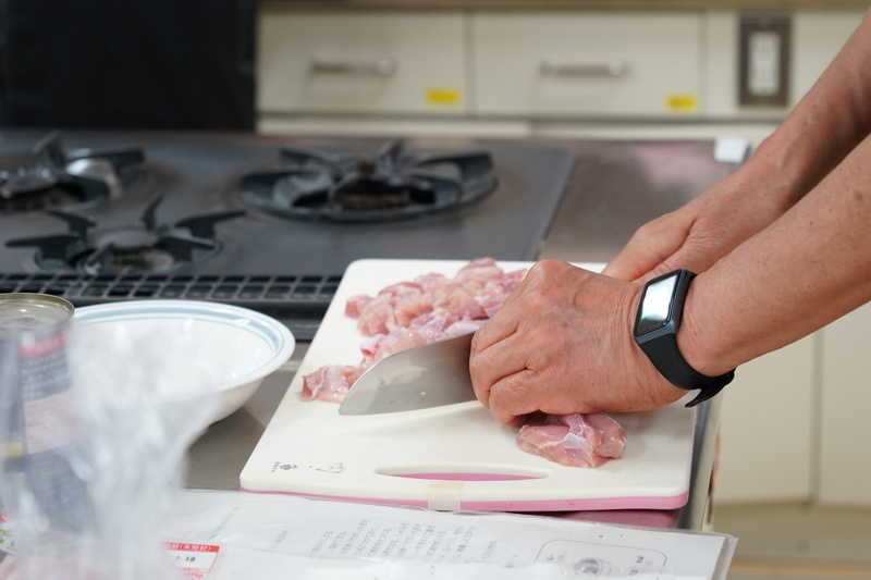 肉を切る様子