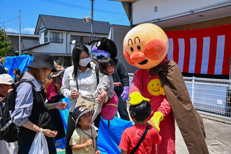 着ぐるみと子どもたちのふれあいの様子
