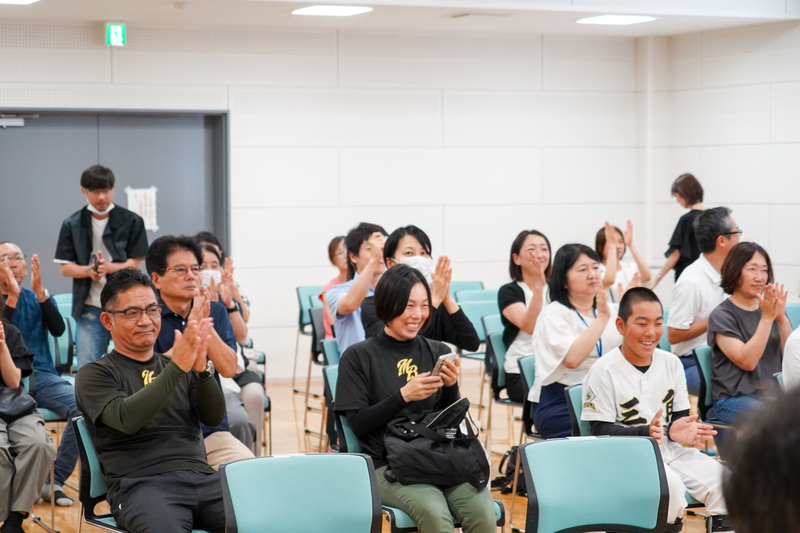 来場者が拍手する様子