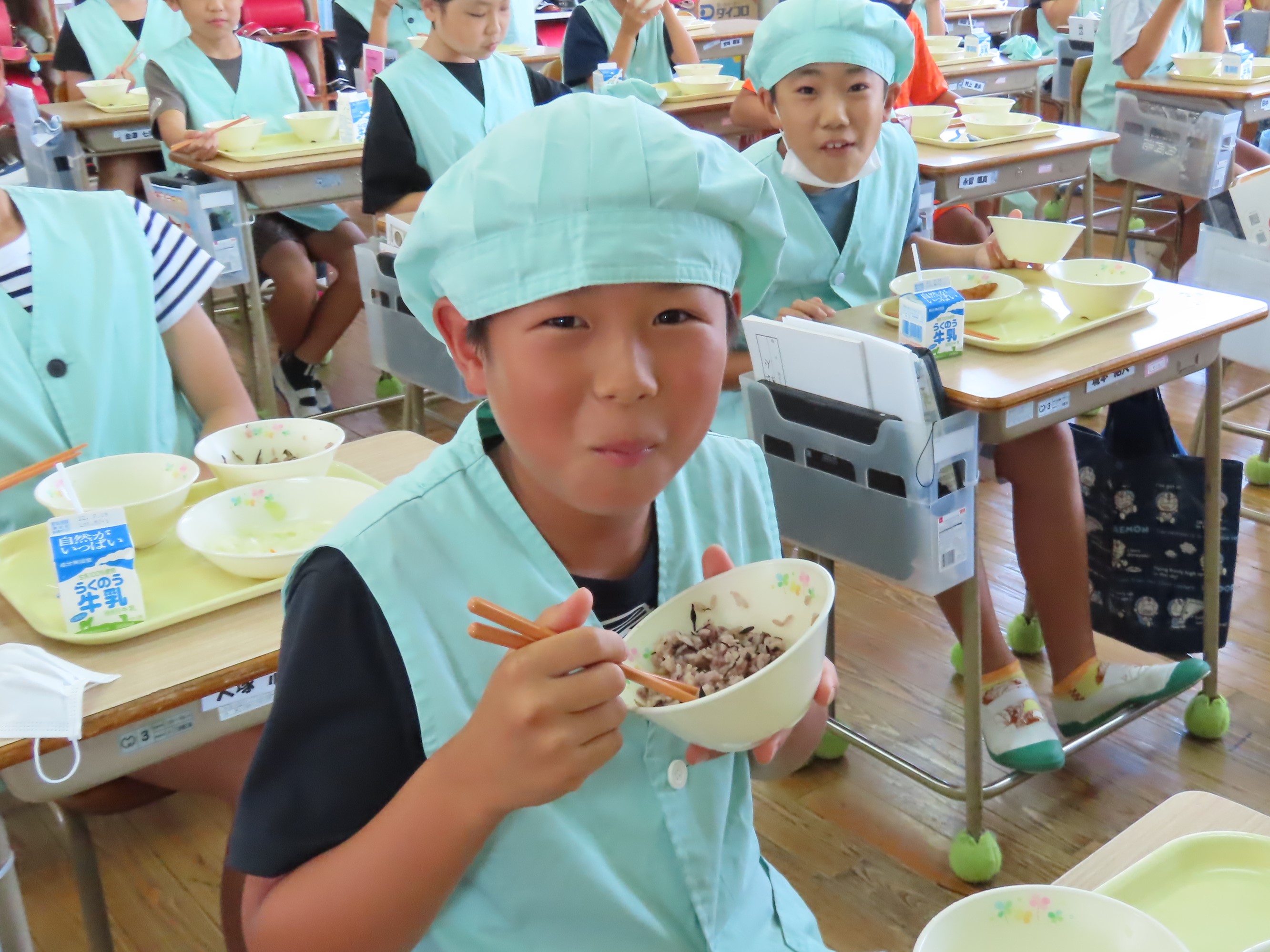 給食を食べている様子の写真