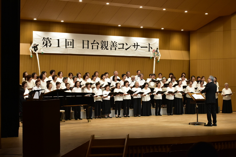 日本の参加者が合唱を披露する様子