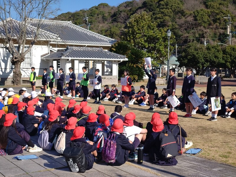 資料を使いながら説明をする様子