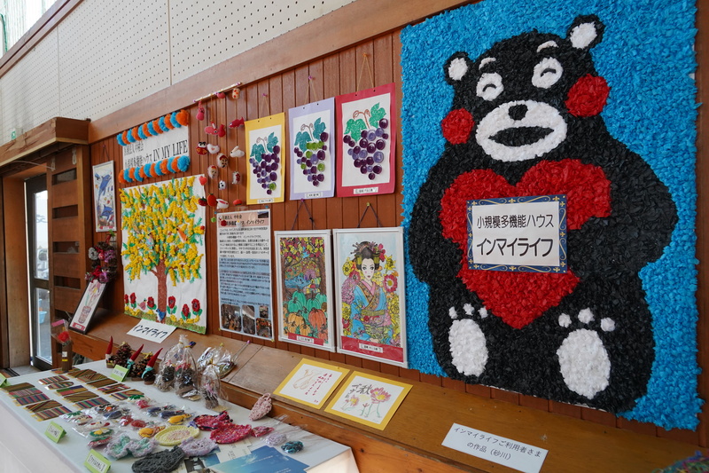 壁やテーブルに展示された展示品の様子