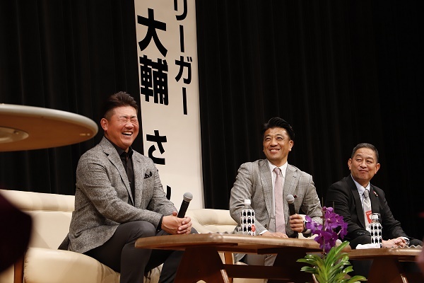 第2部、松坂さんと同学年で宇城市出身のソフトバンクホークス打撃コーチ 吉本亮さんの講演会の様子の写真