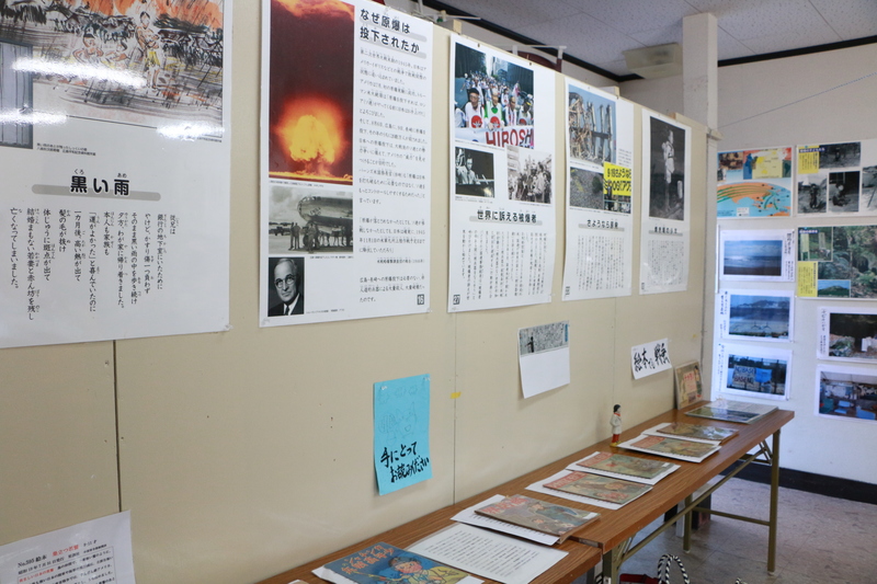 貴重な資料を展示している写真