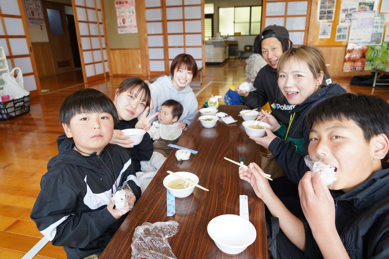 下山後、特製のイノシシ汁とおにぎりで昼食の写真