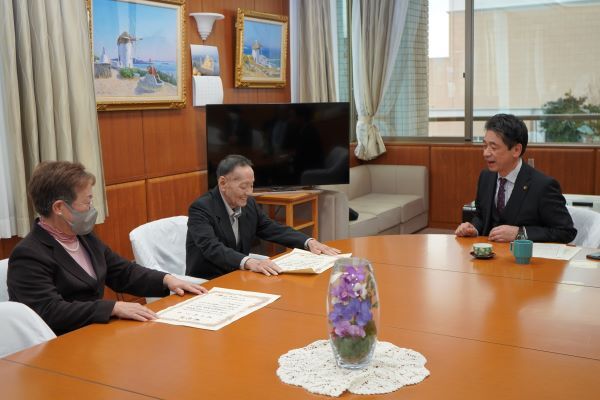 市長へ熊本県統計協会会長表彰を受けたことを報告する西山さんと萩原さんの様子の写真