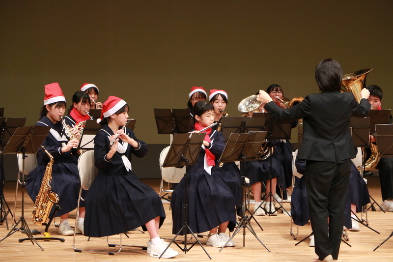 オープニングで演奏を行った小川中学校の吹奏楽部の様子の写真