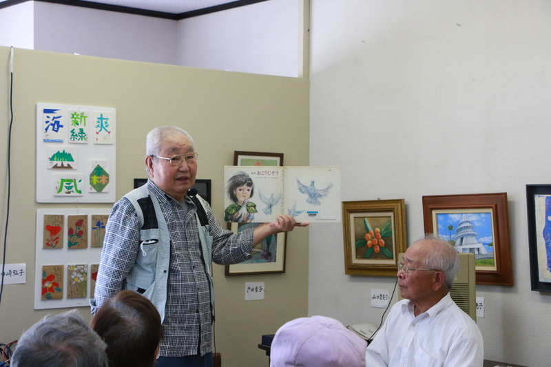 しょうじさんが絵本の読み聞かせをしている写真