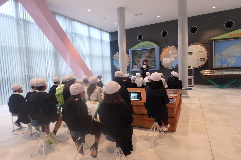 資料館で事前説明を受ける様子