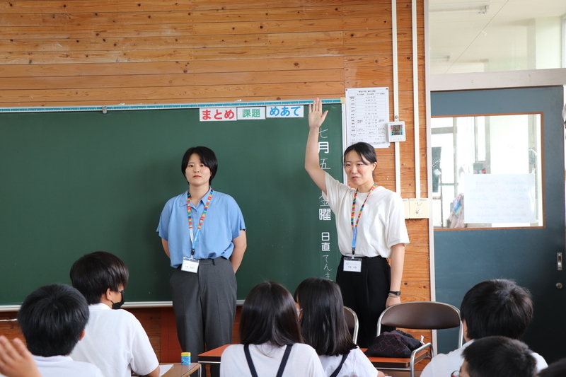 授業の冒頭の様子。松尾さんと宮脇さんの写真