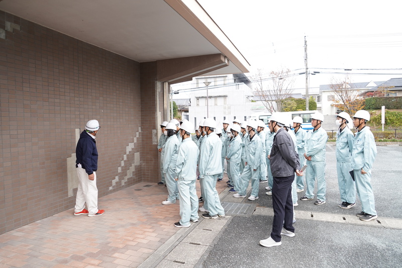 保健福祉センターの外で説明を受ける様子