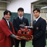 製作した獅子頭を寄贈している小川工業高校生と獅子組上町代表の写真