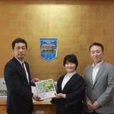 書籍の寄贈　守田市長と福迫夫妻の写真