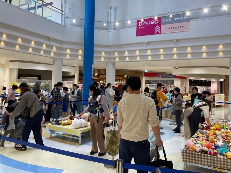 会場でぬいぐるみやおもちゃを選ぶ、来場者の写真1