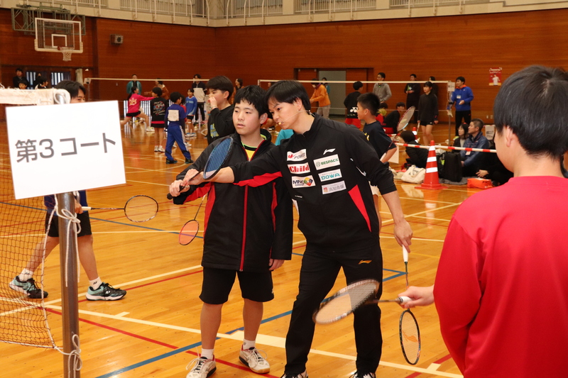 子供に指導する渡辺選手