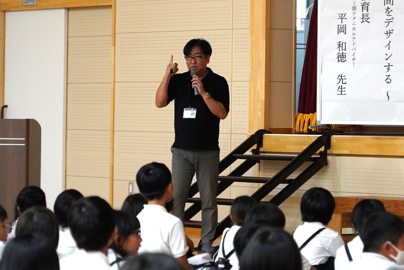 講演をする平岡教育長の写真
