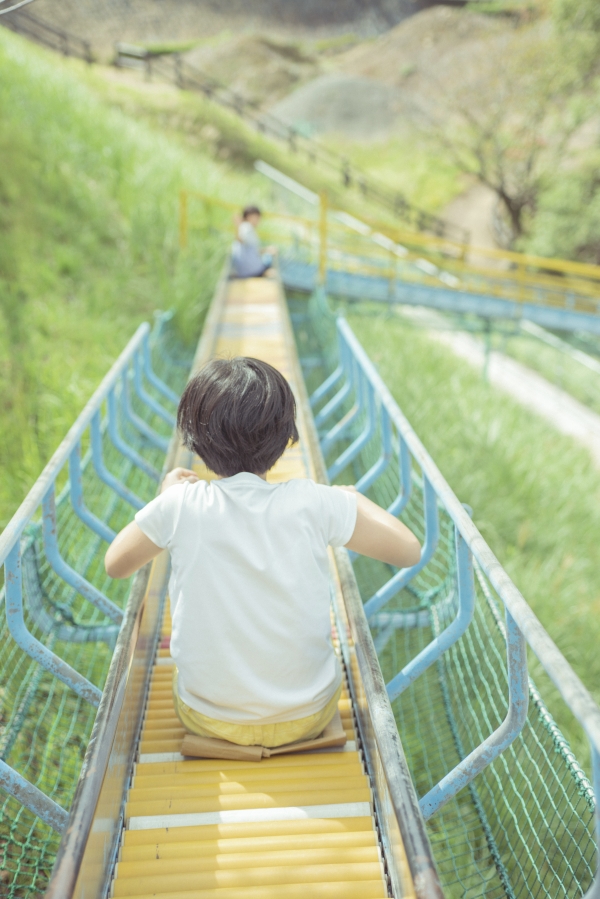 岡岳公園のローラースライダーを滑っている子供の写真
