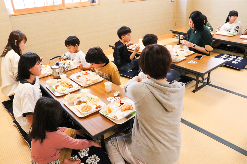 みんなで食事をしている様子