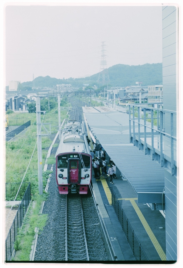 松橋駅から線路を見下ろす形の写真