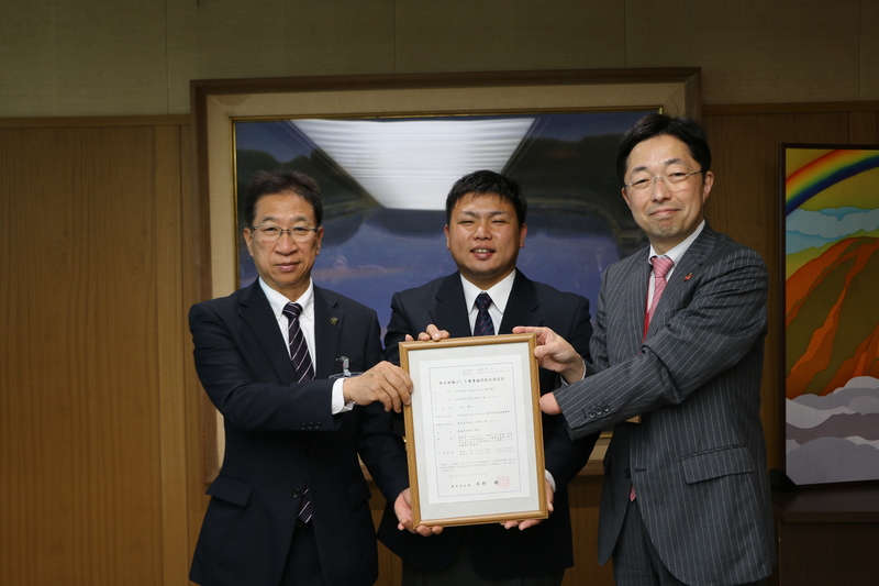 認定証を持つ、末松市長、古石代表理事、木村知事の写真
