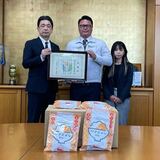 株式会社前崎産業の前崎国男さんが守田市長を訪問し非常食が寄贈された時の写真