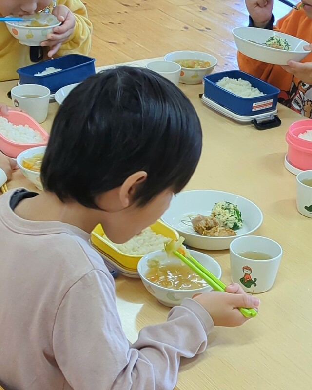 ミネストローネを食べる子供の写真