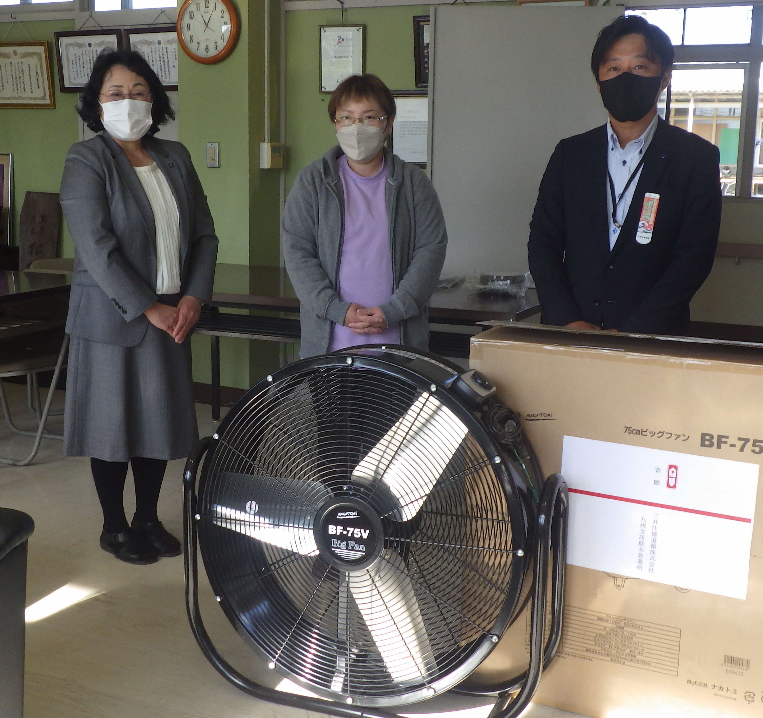 寄贈式の様子写真(左から髙木校長、黒木PTA会長、堤熊本営業所長）