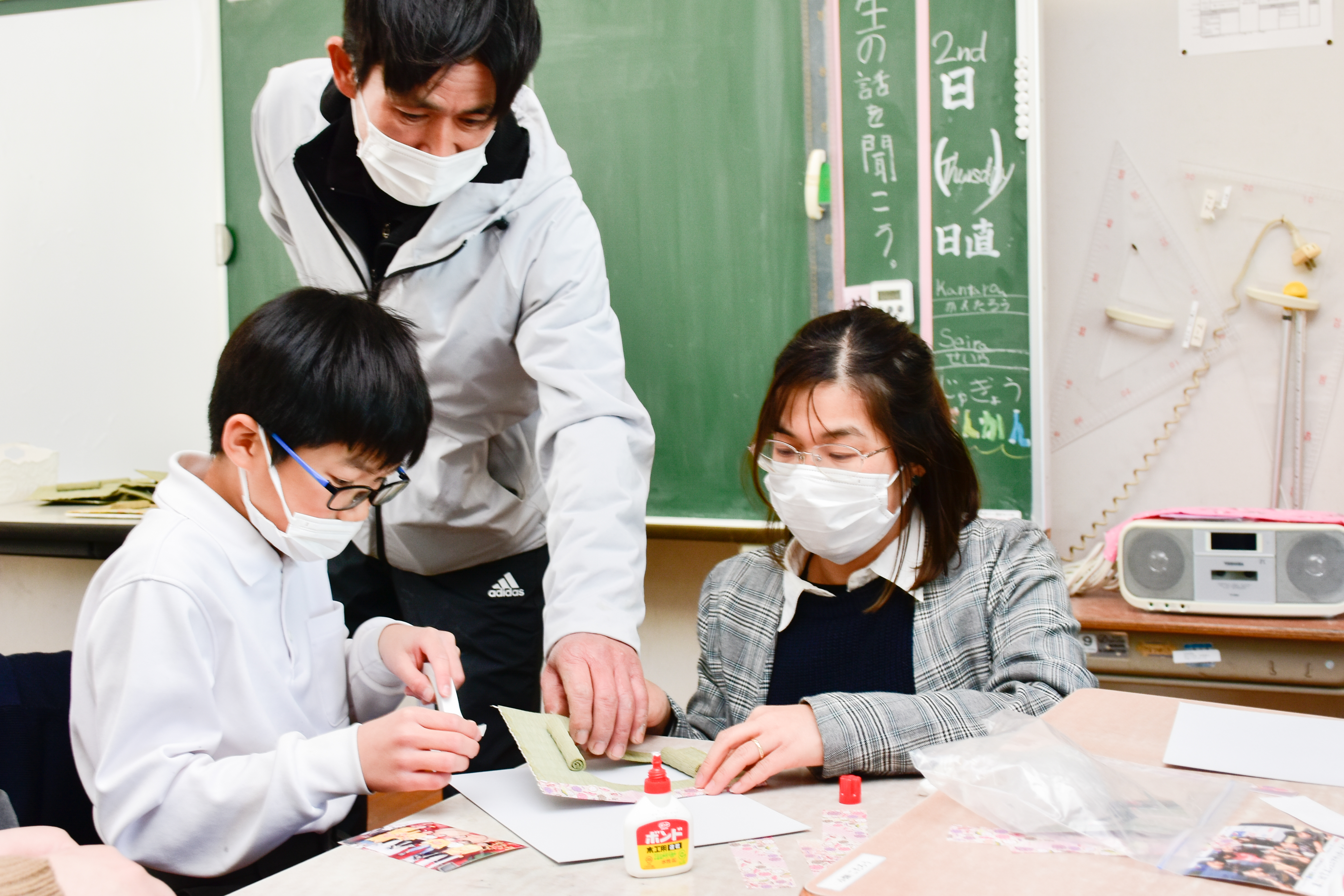 フォトフレームを制作している写真