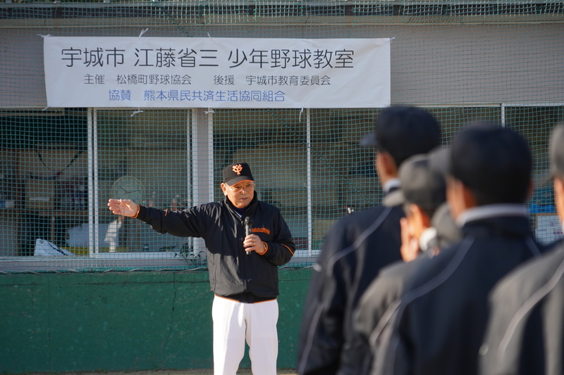 子供たちの前で江藤さんが話をする様子