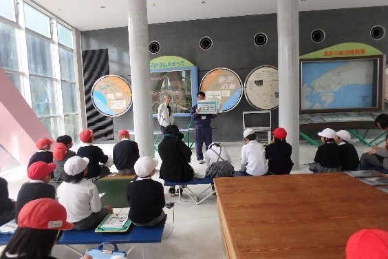 ダムについての説明を聞く様子