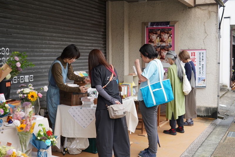店先に並んだ商品を眺める様子