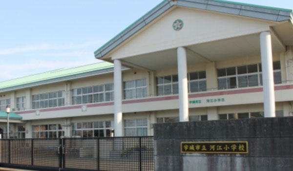 ごうのえ小学校校門の写真