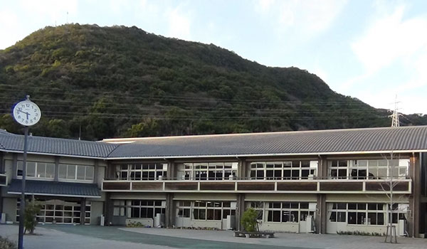 三角小学校校舎の写真