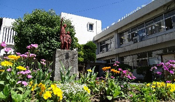 小川中学校敷地内の銅像の写真