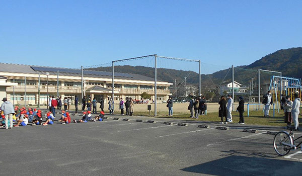 校内持久走大会閉会式の様子の写真