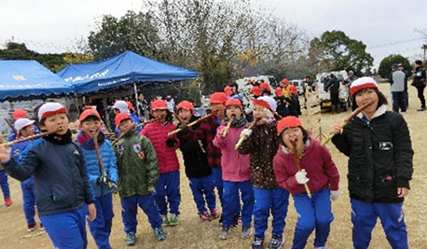 野外活動中の青海小学校生徒の写真