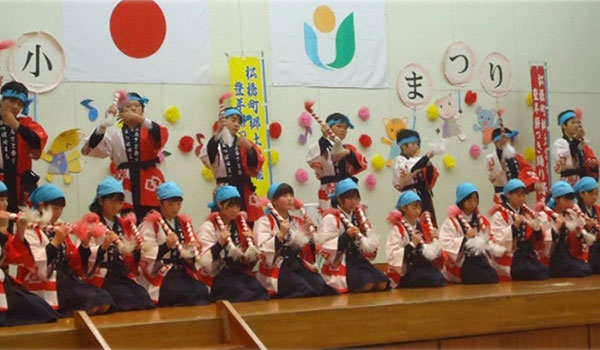 6年生の豊年餅つき踊りの写真